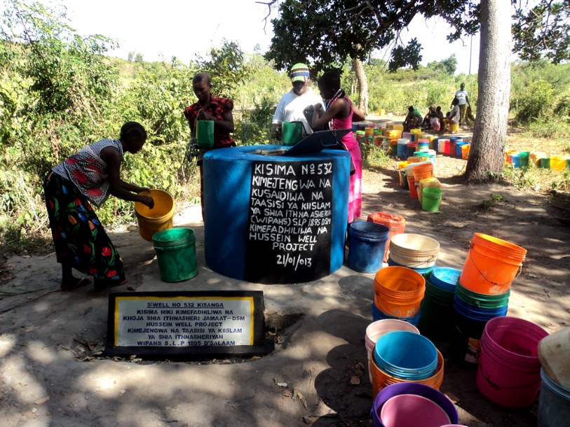 Tanzanian women lineup for water